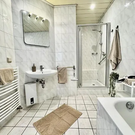 Neu Zentrale Netflix Balkon 4 Gaeste アパート